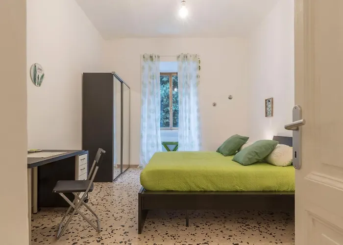 Guesthost - Ad Un Passo Da Borghese