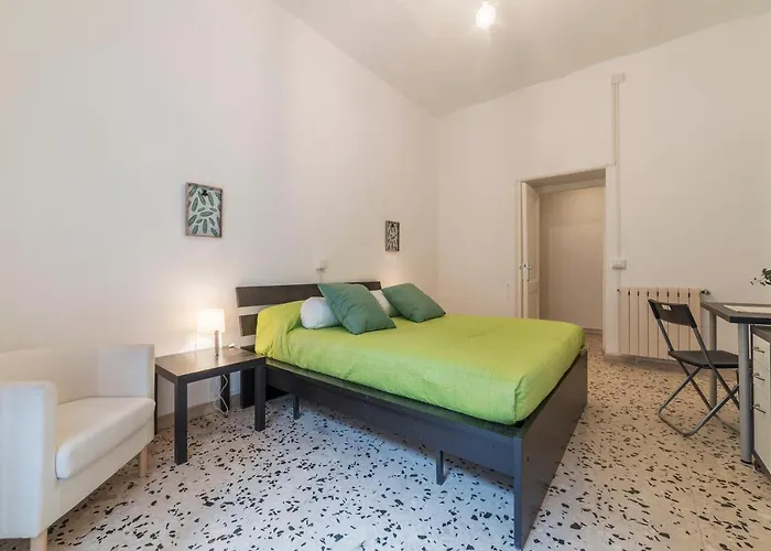 Guesthost - Ad Un Passo Da Borghese