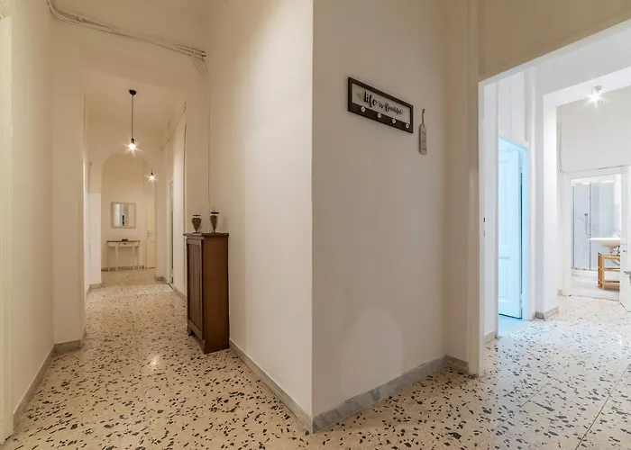 Guesthost - Ad Un Passo Da Borghese